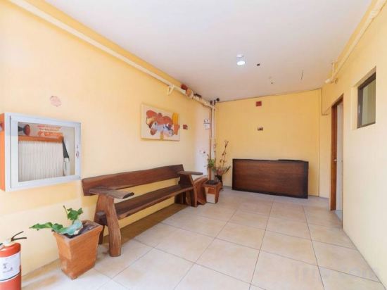 Фото RedDoorz near New Government Center