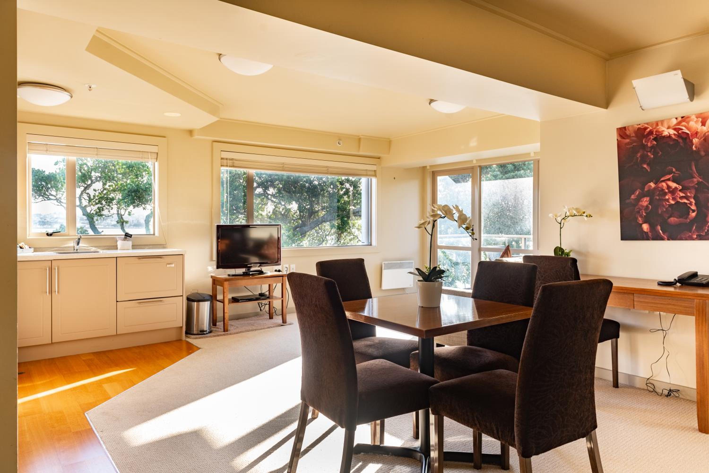 Фото Ocean Breeze Hotel