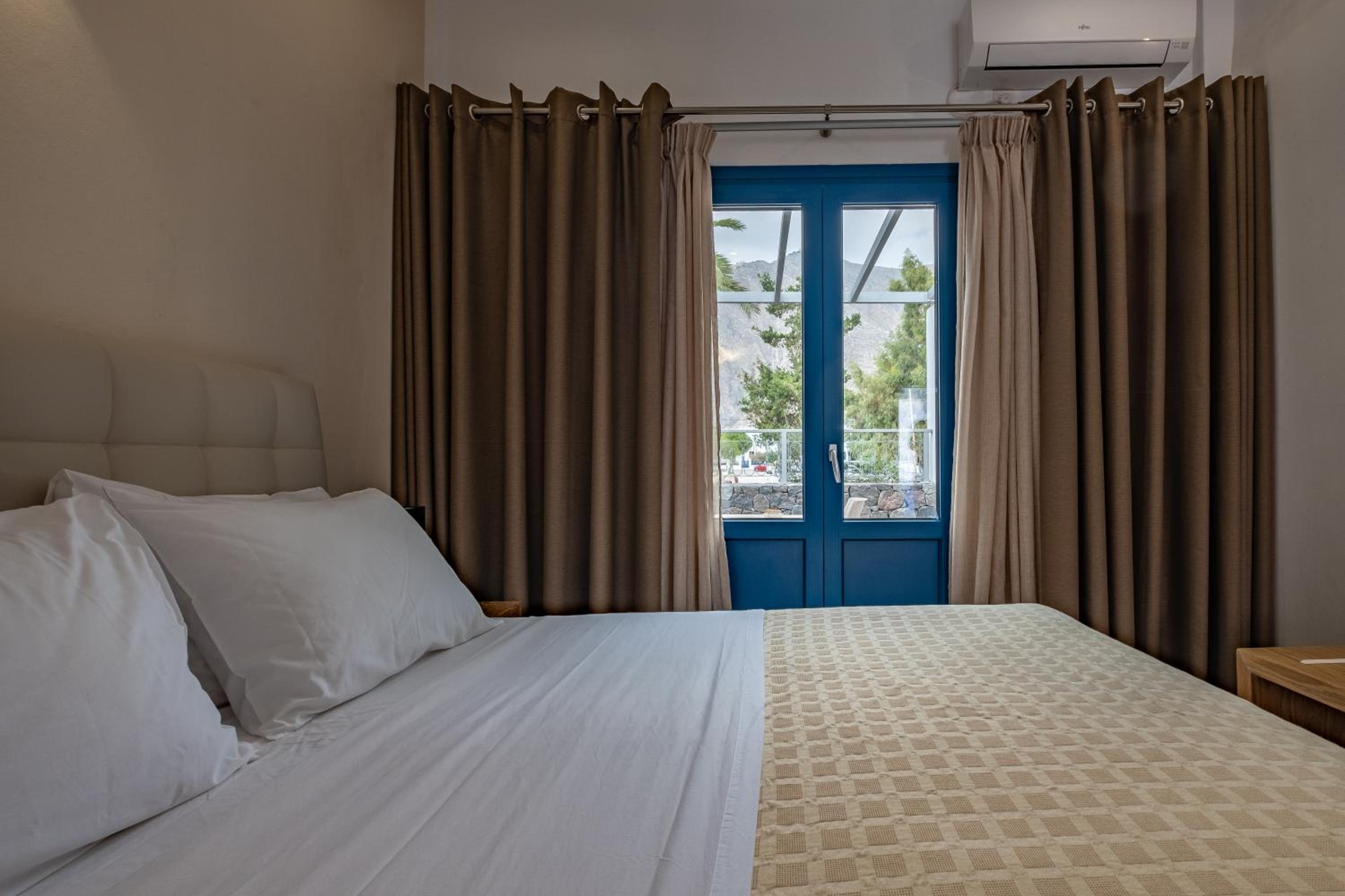 Фото Tristhenia Hotel