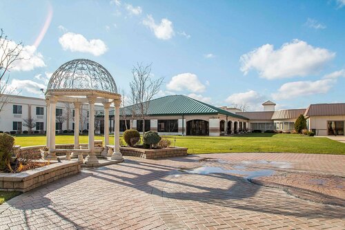 Гостиница Clarion Inn Elmhurst - Oak Brook near I-88, I-290, I-294 в Элмхерсте