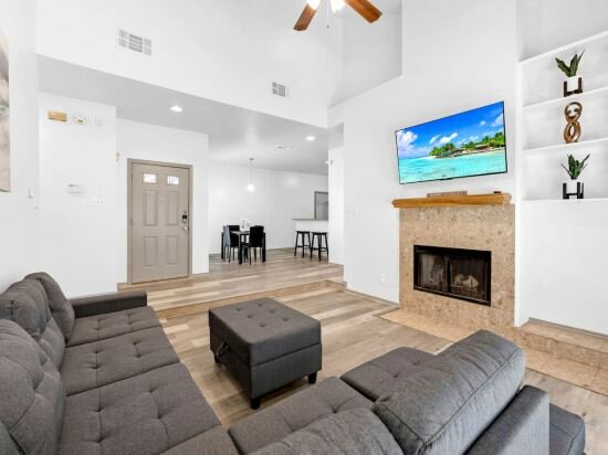 Hotel Spacious Backyard and Stylish Living Area - Inviting Dallas Getaway, Dallas, photo