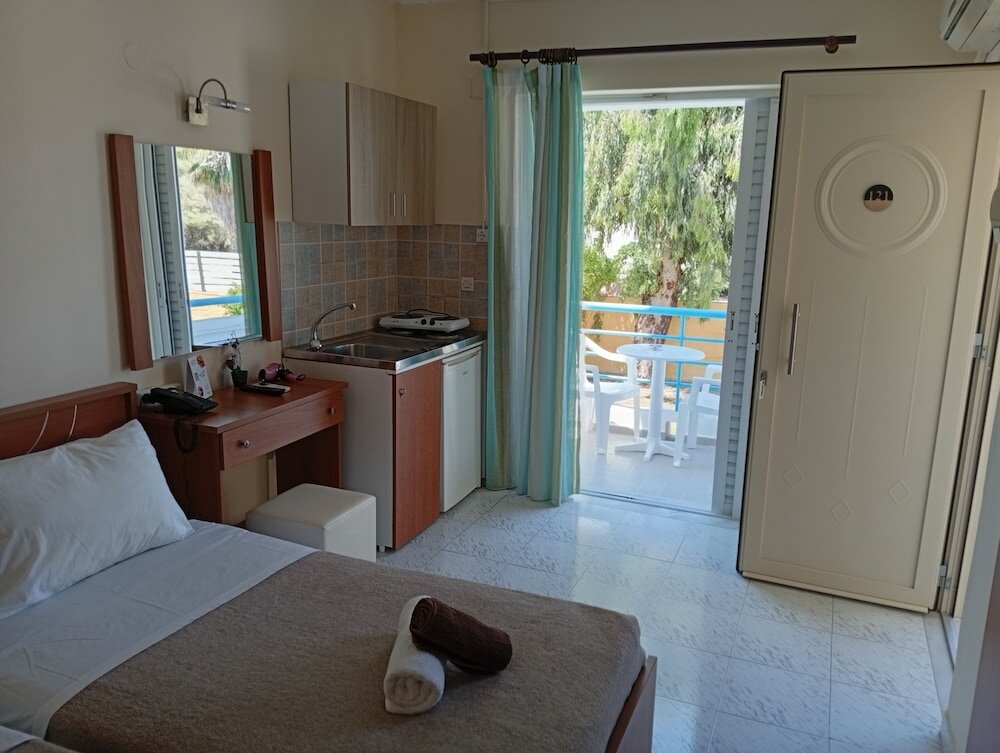 Фото Leonidas Hotel and Studios