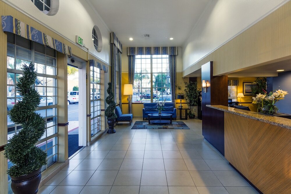 Фото Ramada by Wyndham Costa Mesa/Newport Beach