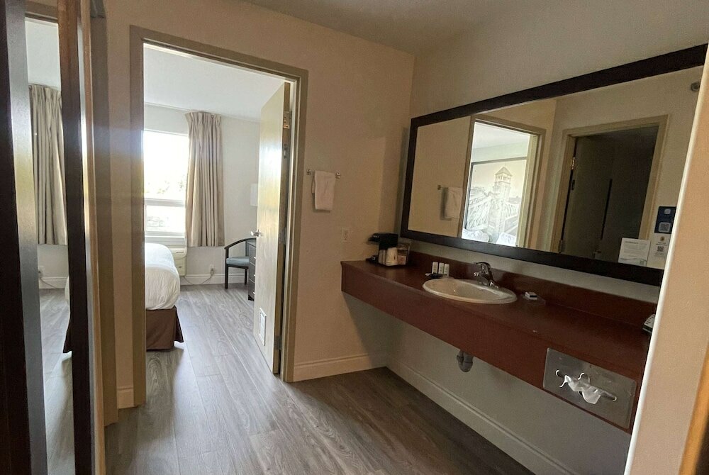 Фото Super 8 by Wyndham Peterborough