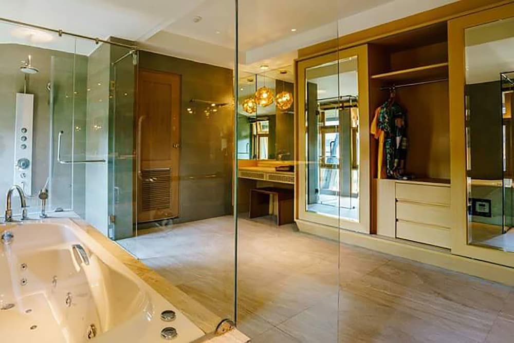 Фото Moon Dragon Hotel