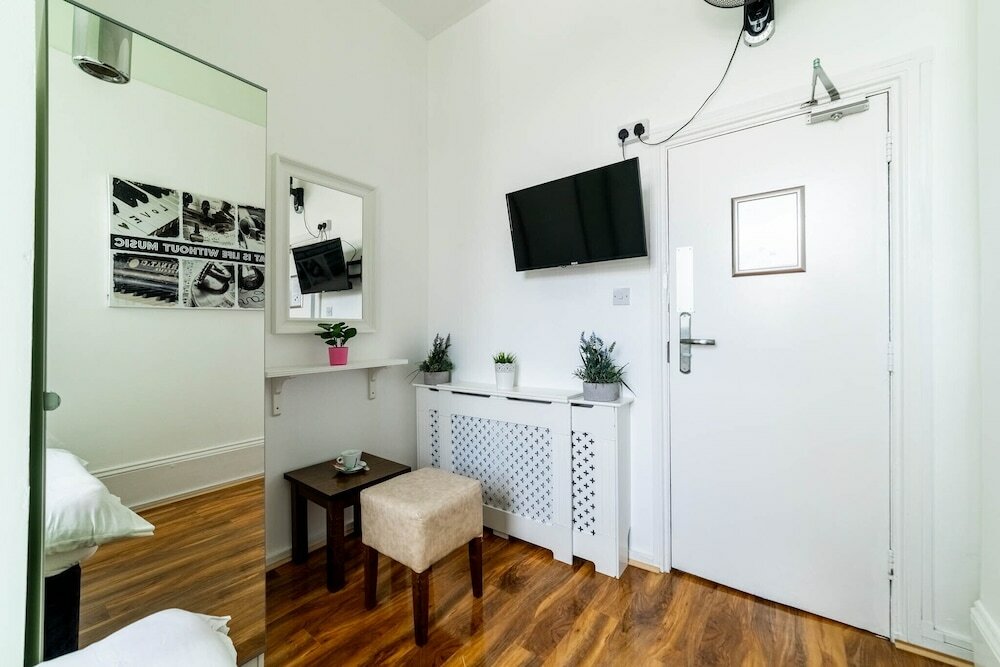 Фото Book a Bed Hostels