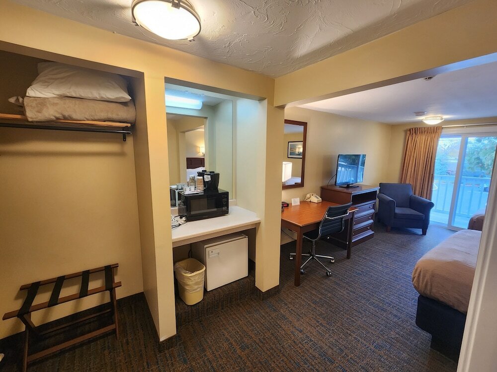 Фото Hyannis Travel Inn