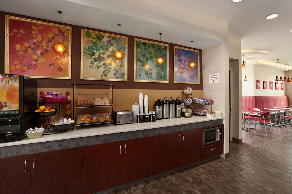 Фото Ramada by Wyndham Rockville Centre