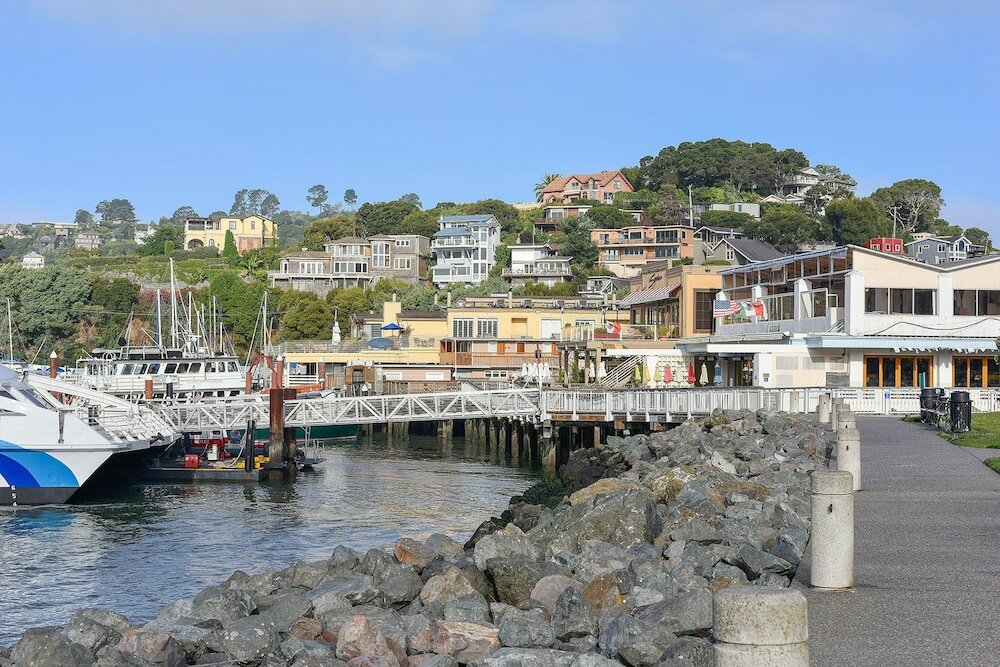 Фото Waters Edge Hotel