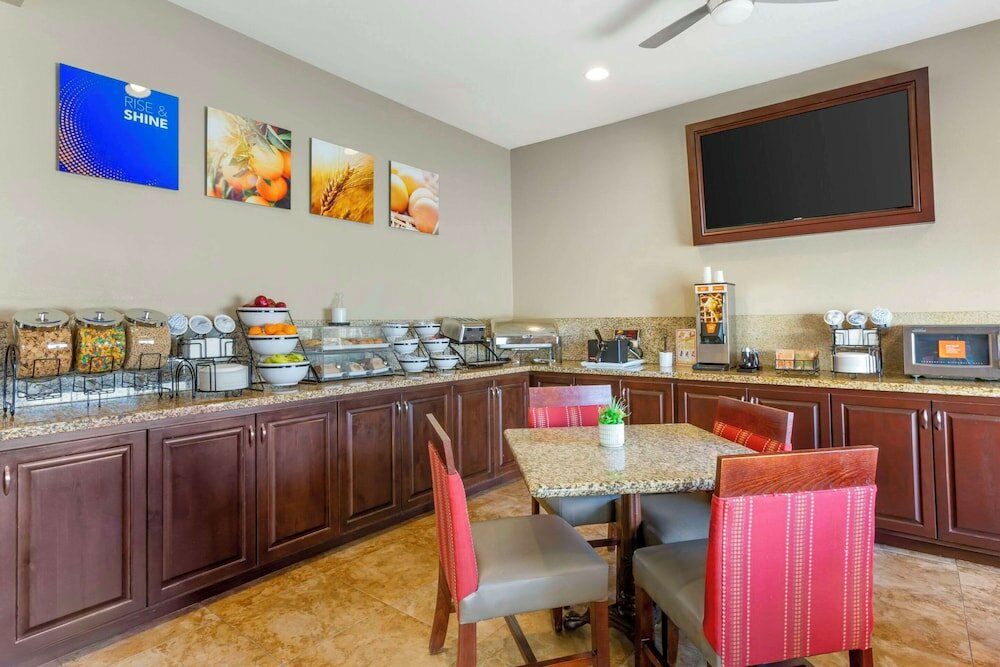 Фото Comfort Inn West