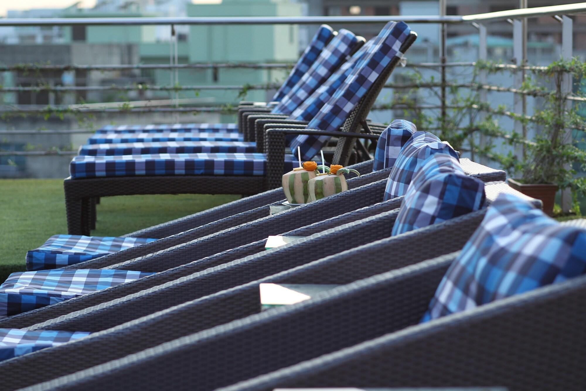 Фото Lakeshore Hotel & Apartments