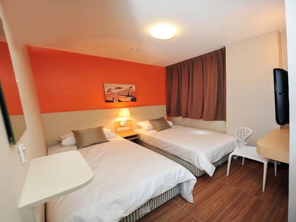 Фото Station Eight Inn