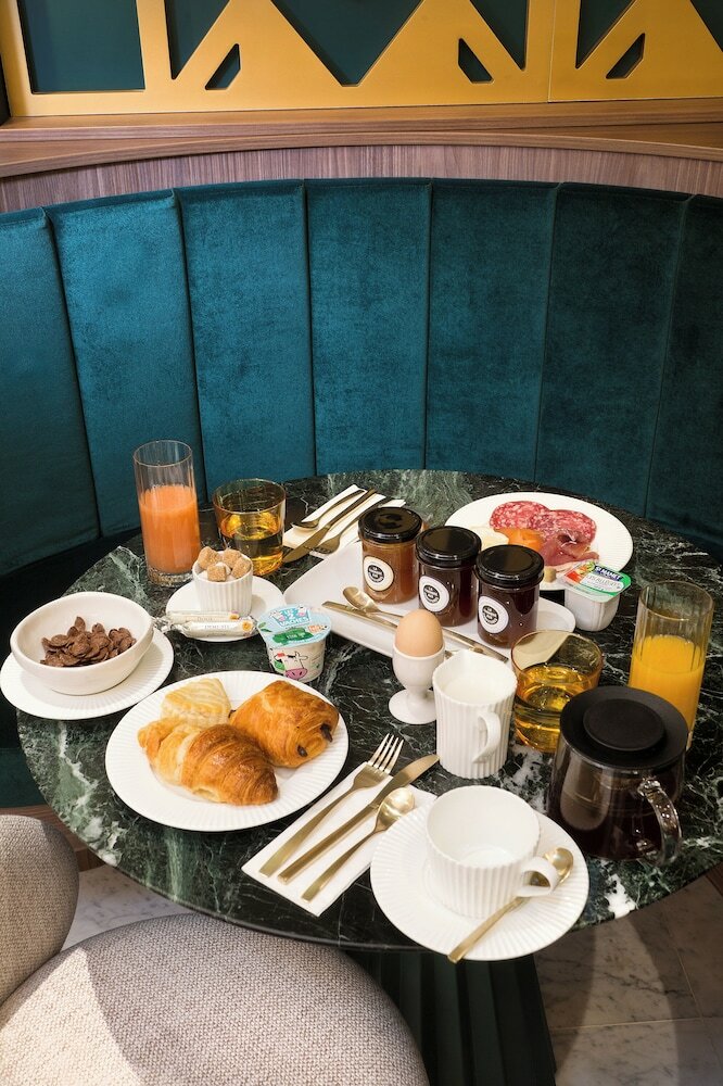 Фото Artemisia Montmartre