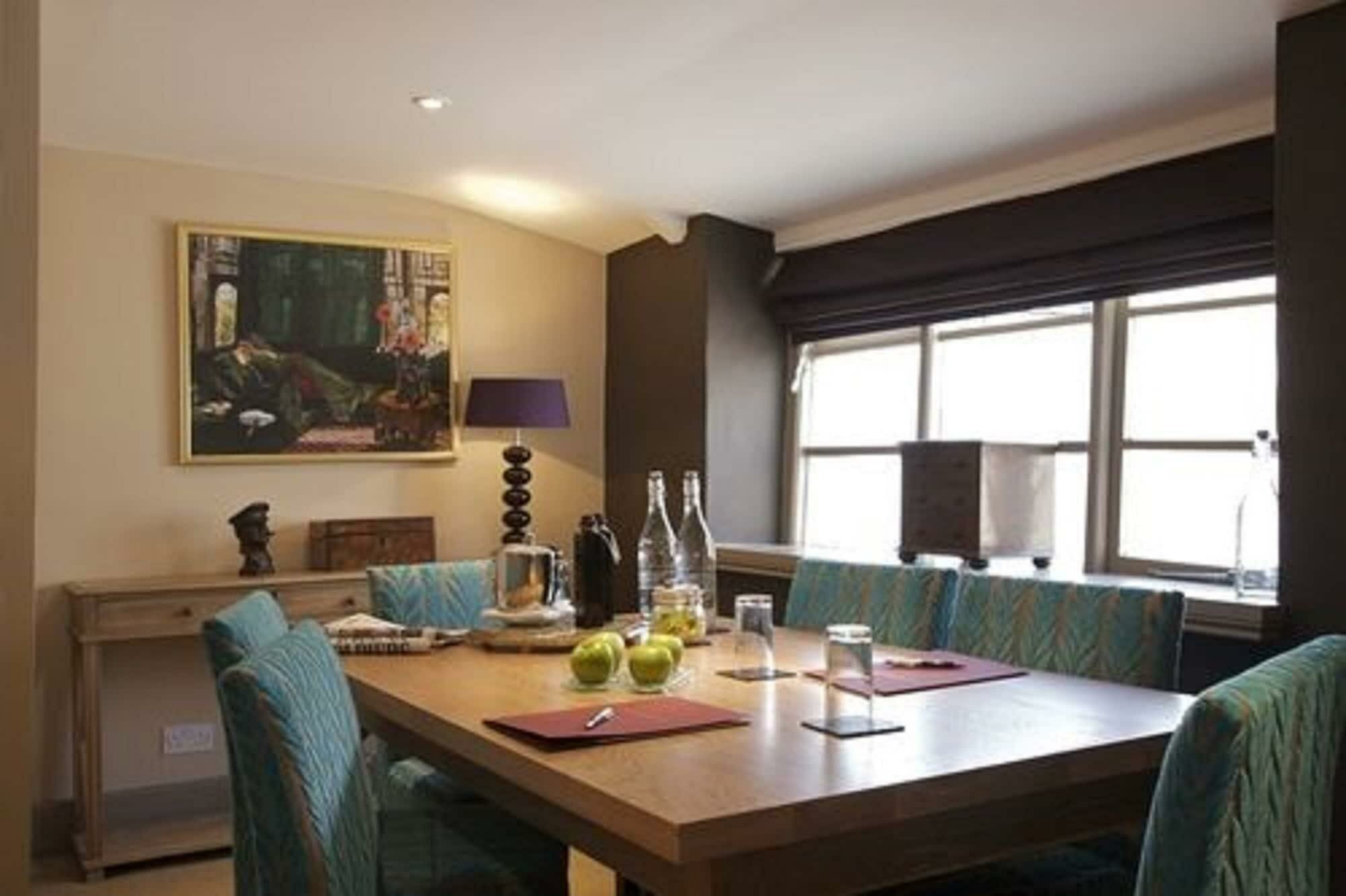 Фото The Feathers Hotel