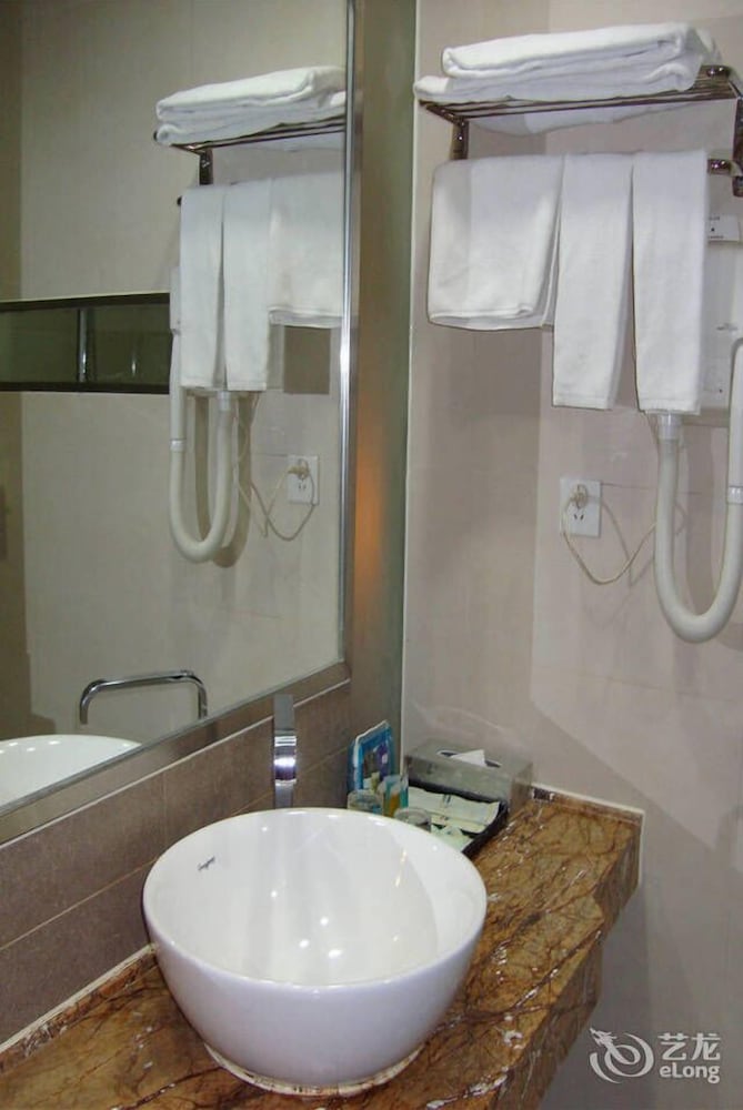 Фото Huaweida Hotel