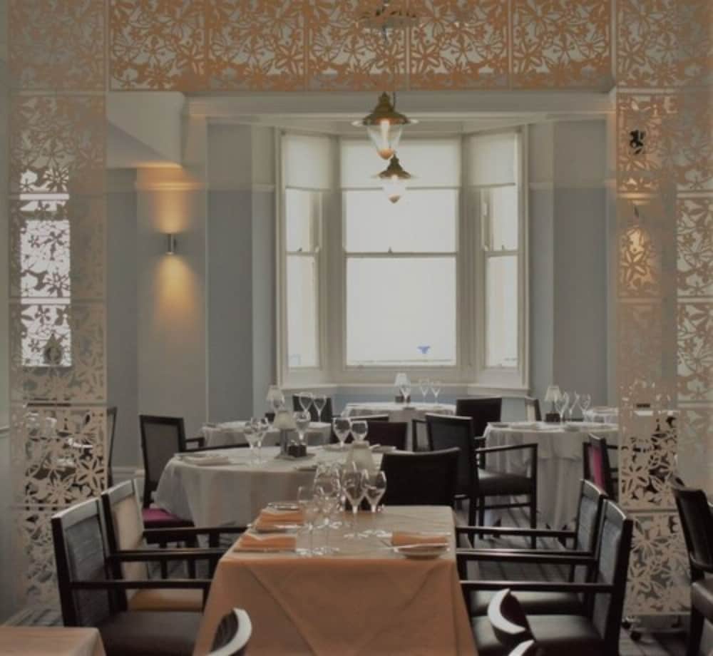 Фото The Old Ship Hotel