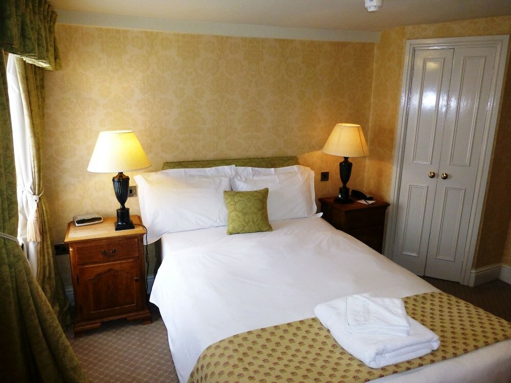 Фото The Bear Hotel