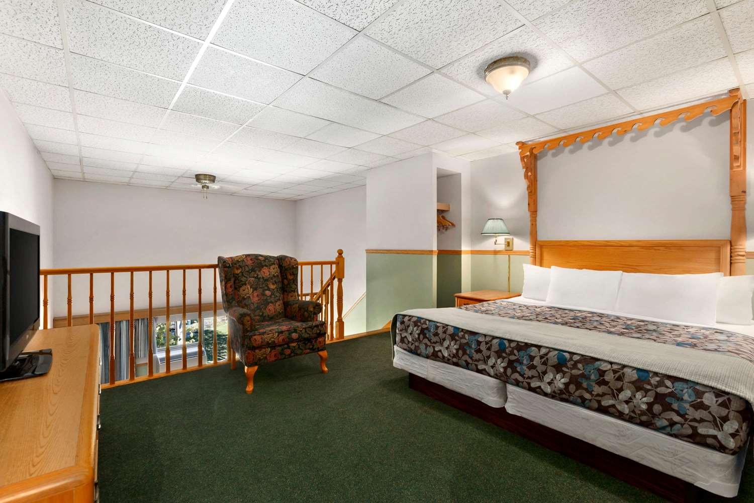 Фото Strata Hotel