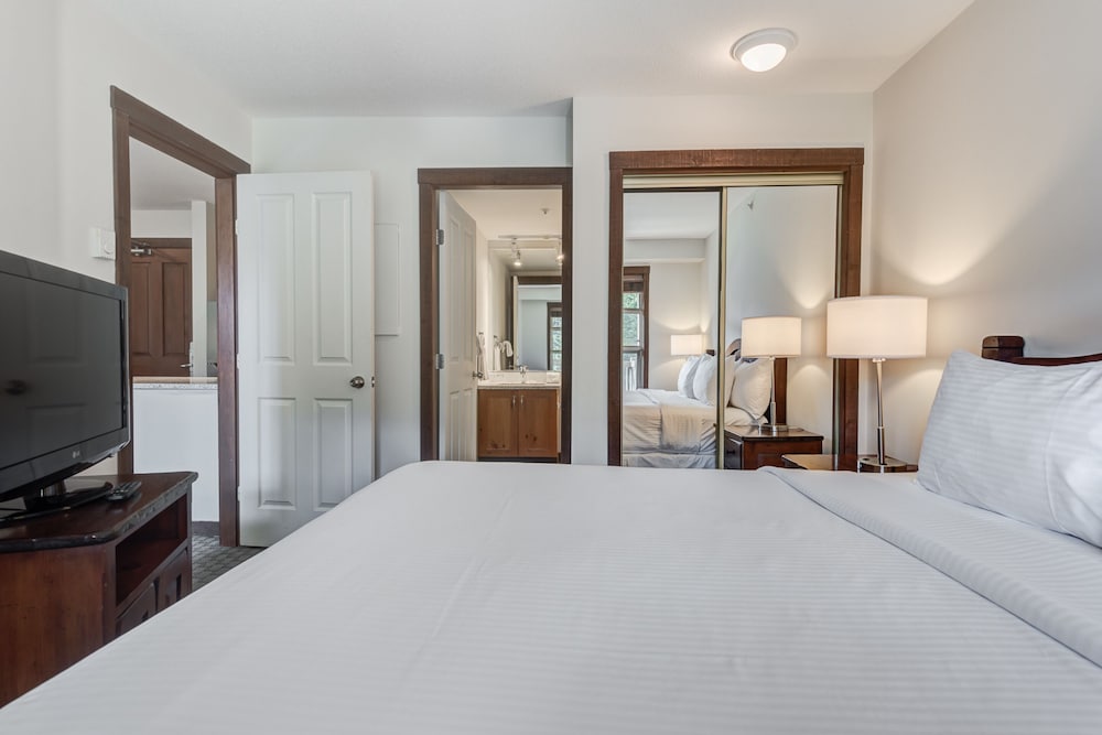 Фото Blackcomb Springs Suites by Clique