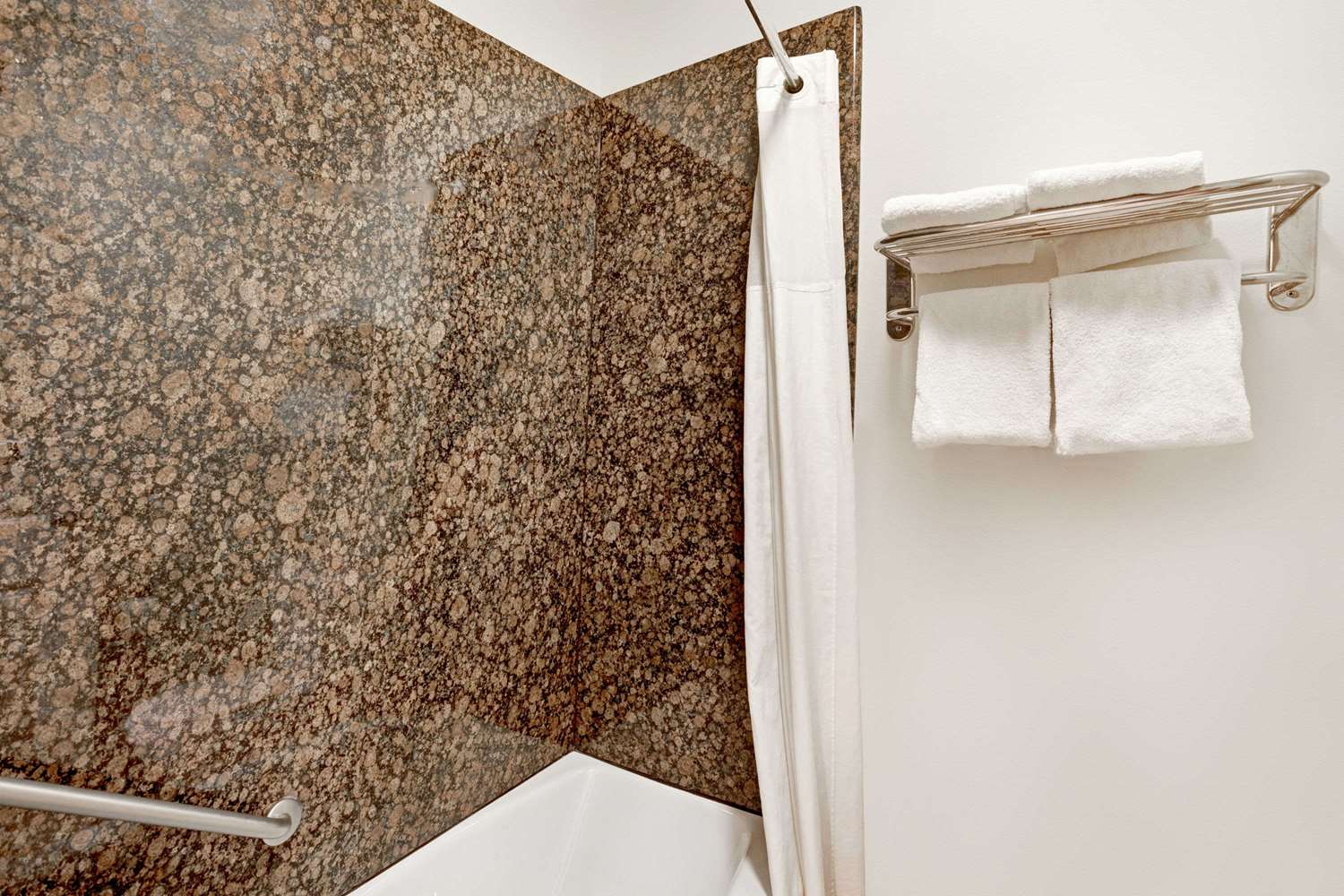 Фото Super 8 by Wyndham Cypress Buena Park Area