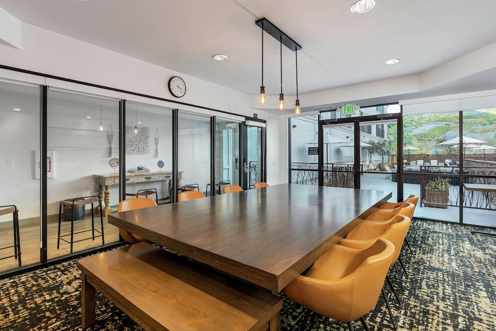 Фото Hilton Garden Inn Davis Downtown