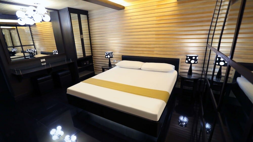 Фото Victoria Court Cuneta