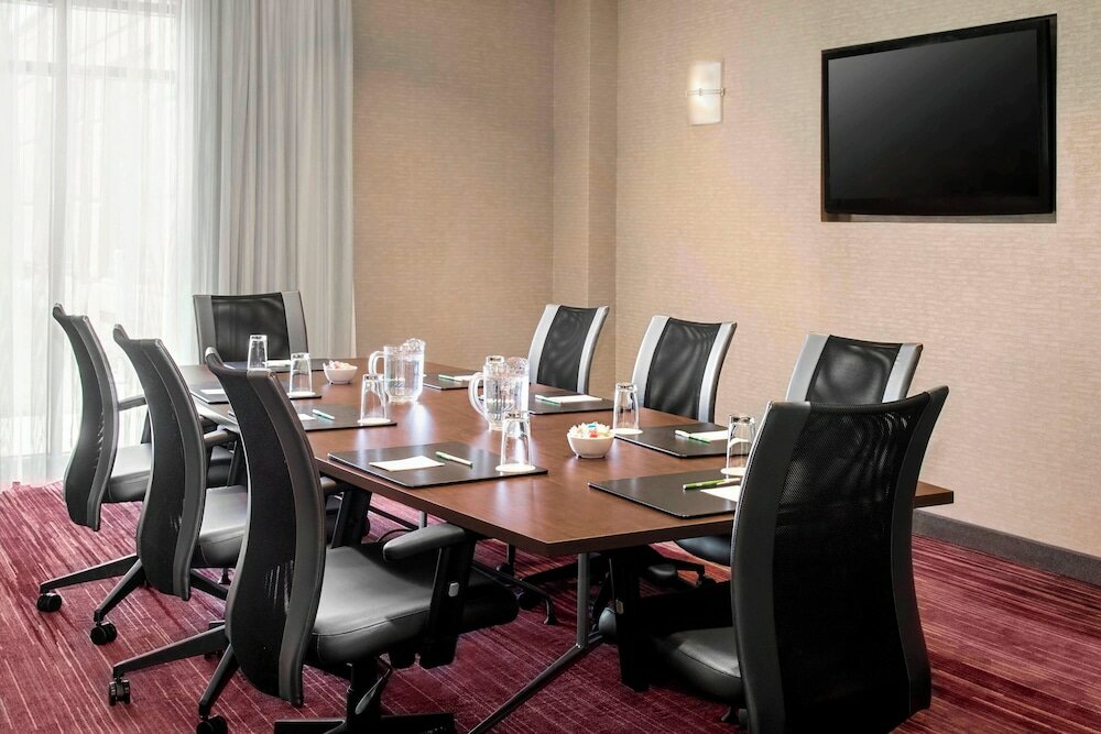 Фото Courtyard by Marriott Newark Elizabeth