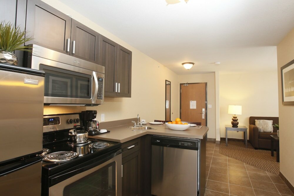 Фото Pomeroy Inn & Suites at Olds