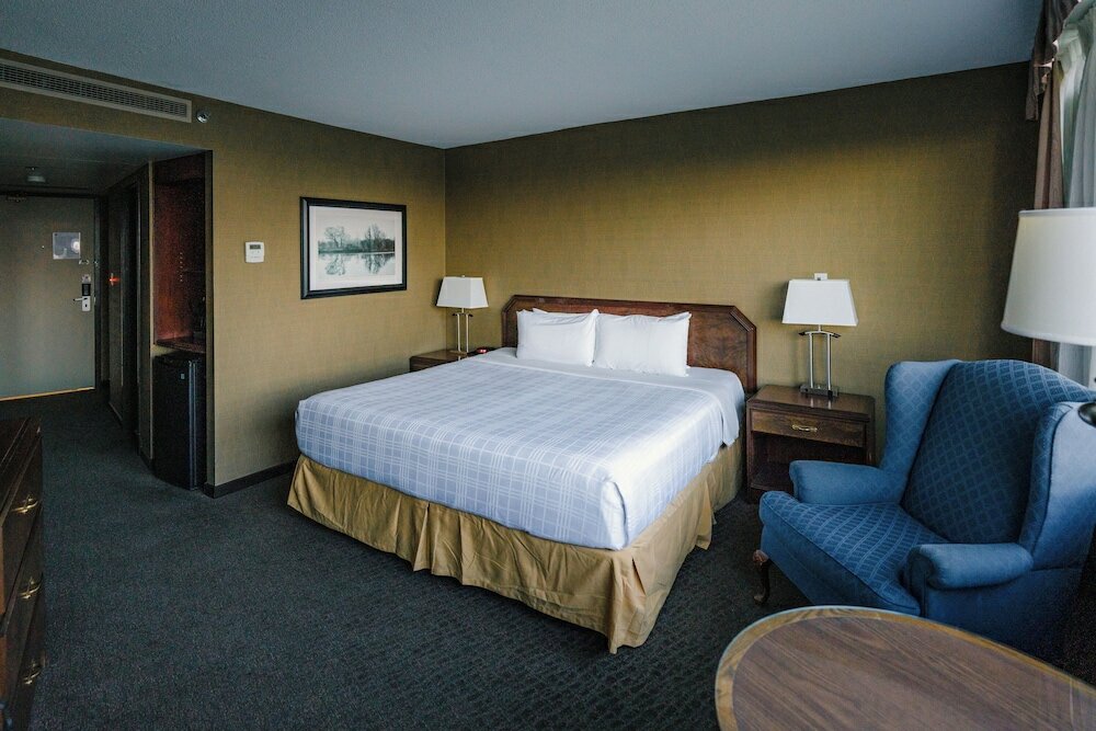 Фото Chateau Lacombe Hotel