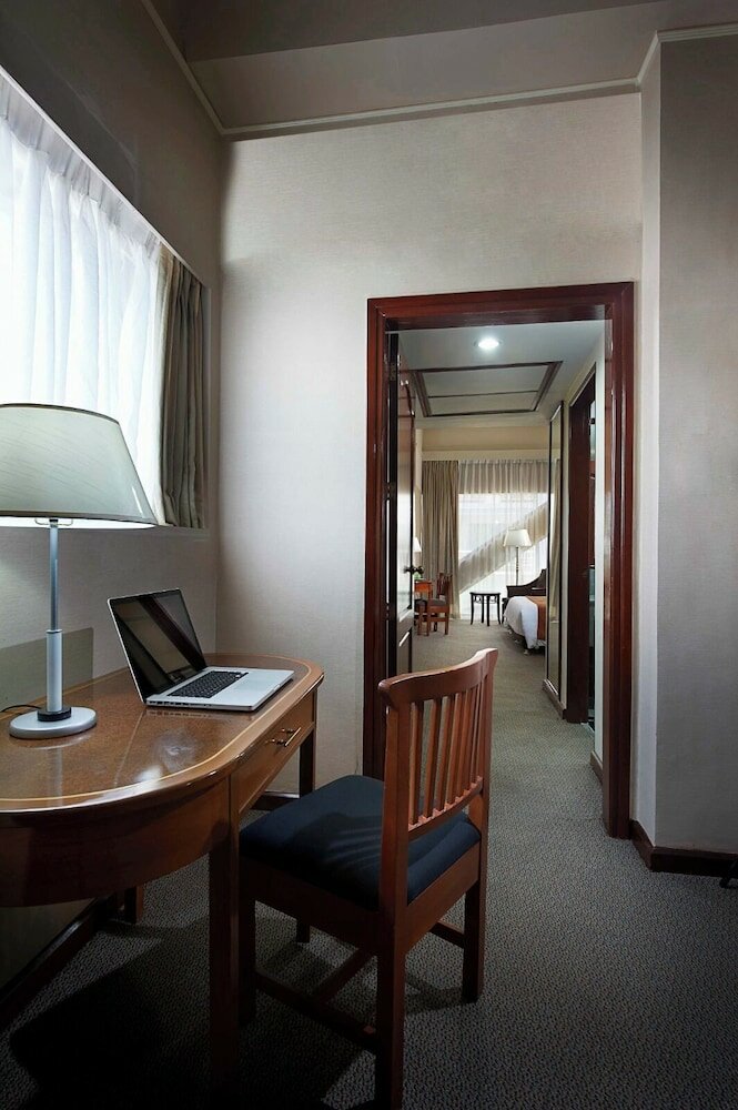 Фото Berjaya Makati Hotel