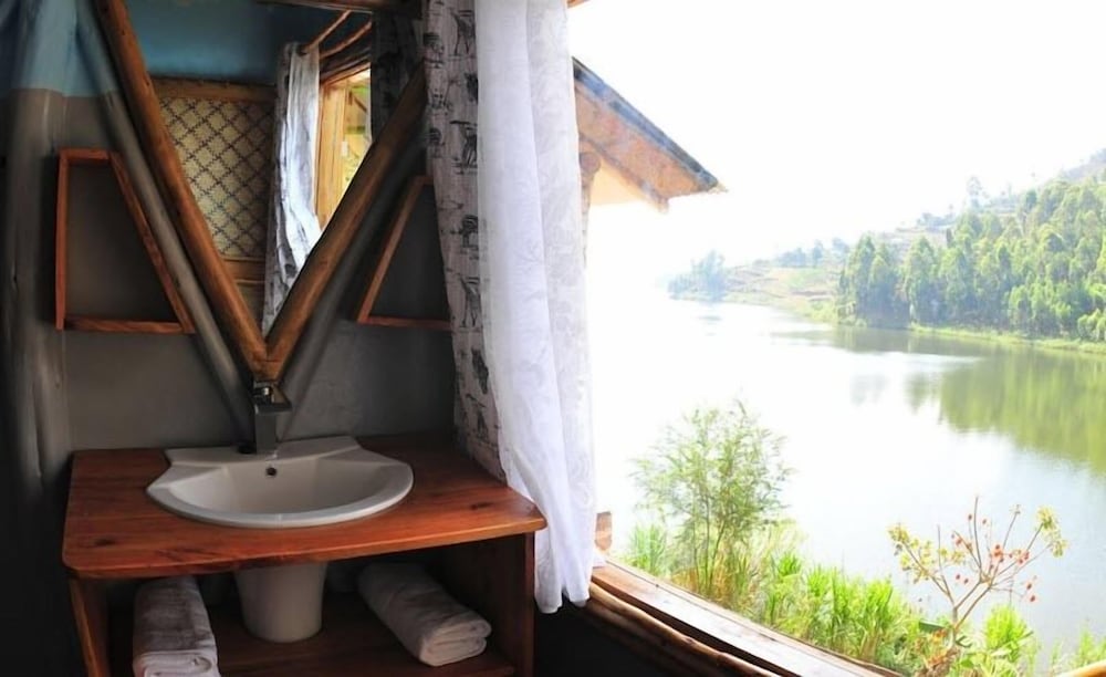 Фото Lake Bunyonyi Rock Resort