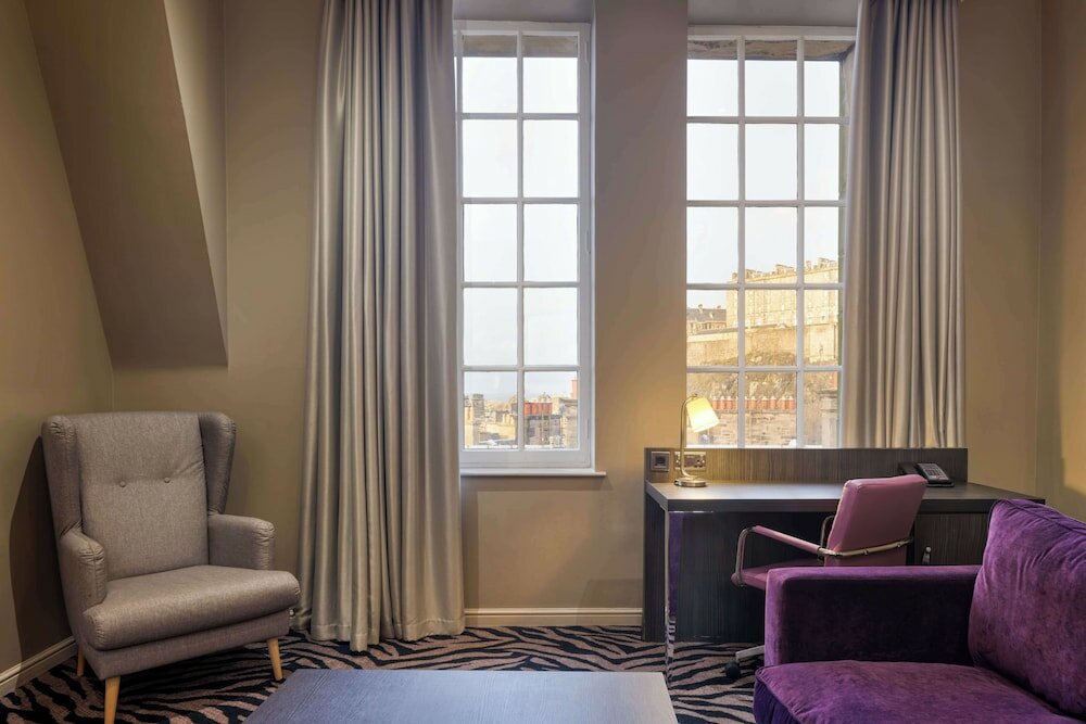 Фото DoubleTree by Hilton Edinburgh City Centre