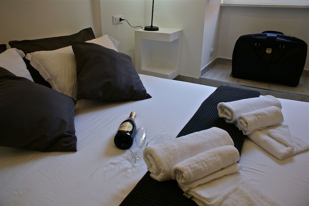 Фото Empire Suites