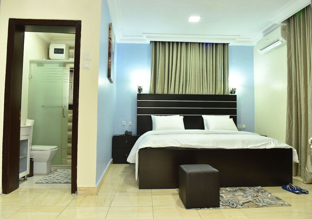 Фото Somerset Suites