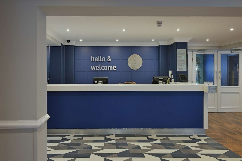 Фото Travelodge Bath Waterside