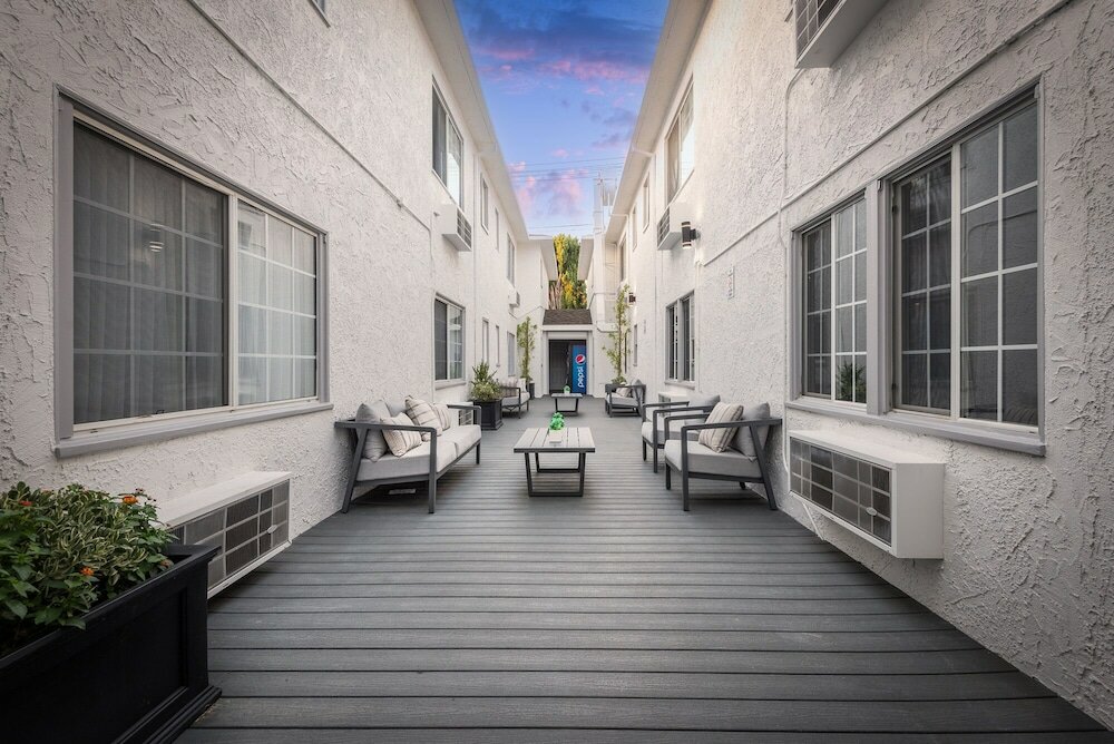 Фото Wilshire Crest Hotel