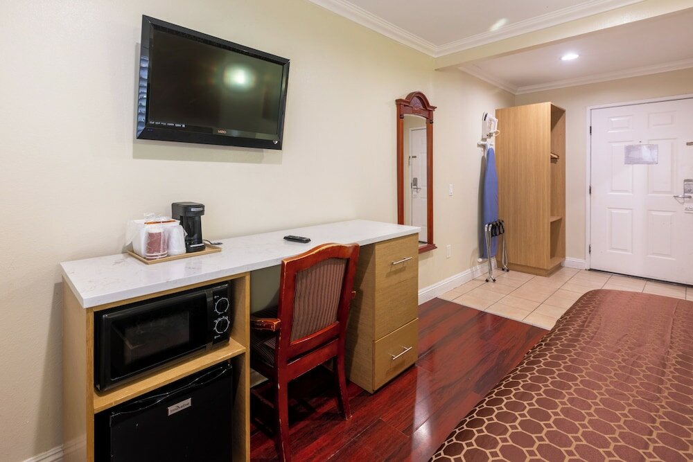 Фото Hollywood City Inn