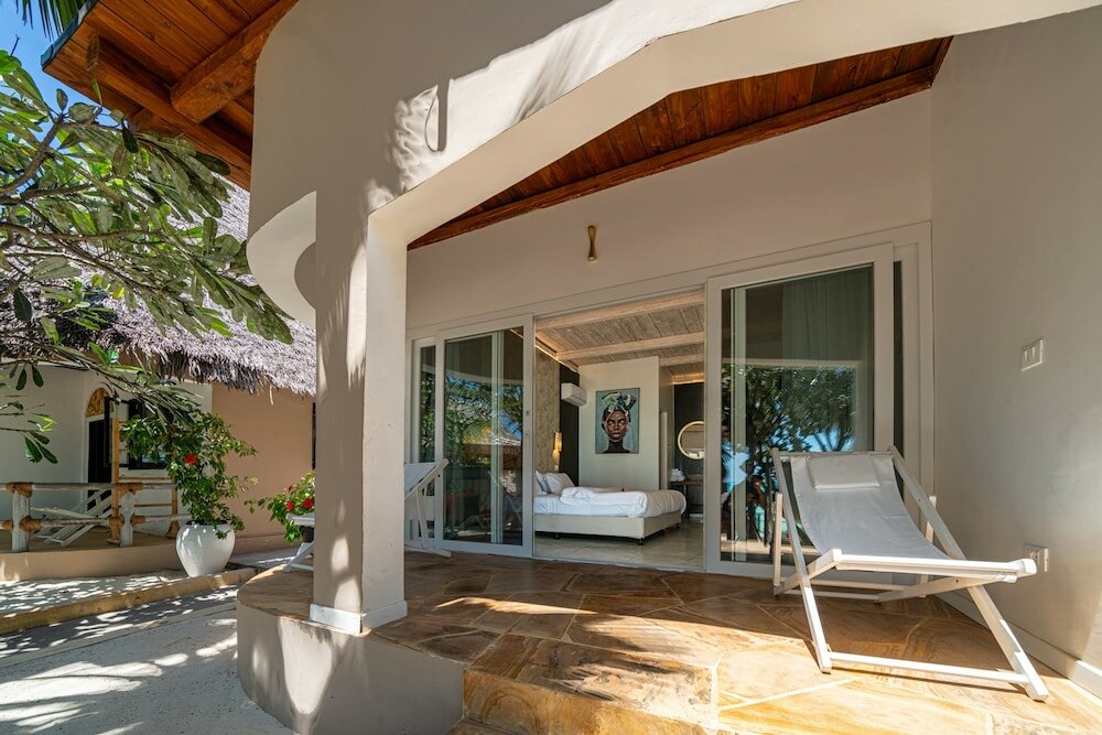 Фото Coral Rocks Hotel & Restaurant