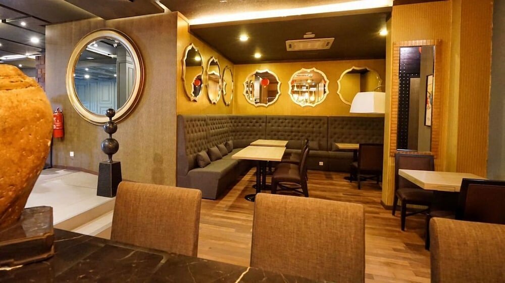 Фото Bedrock Hotel