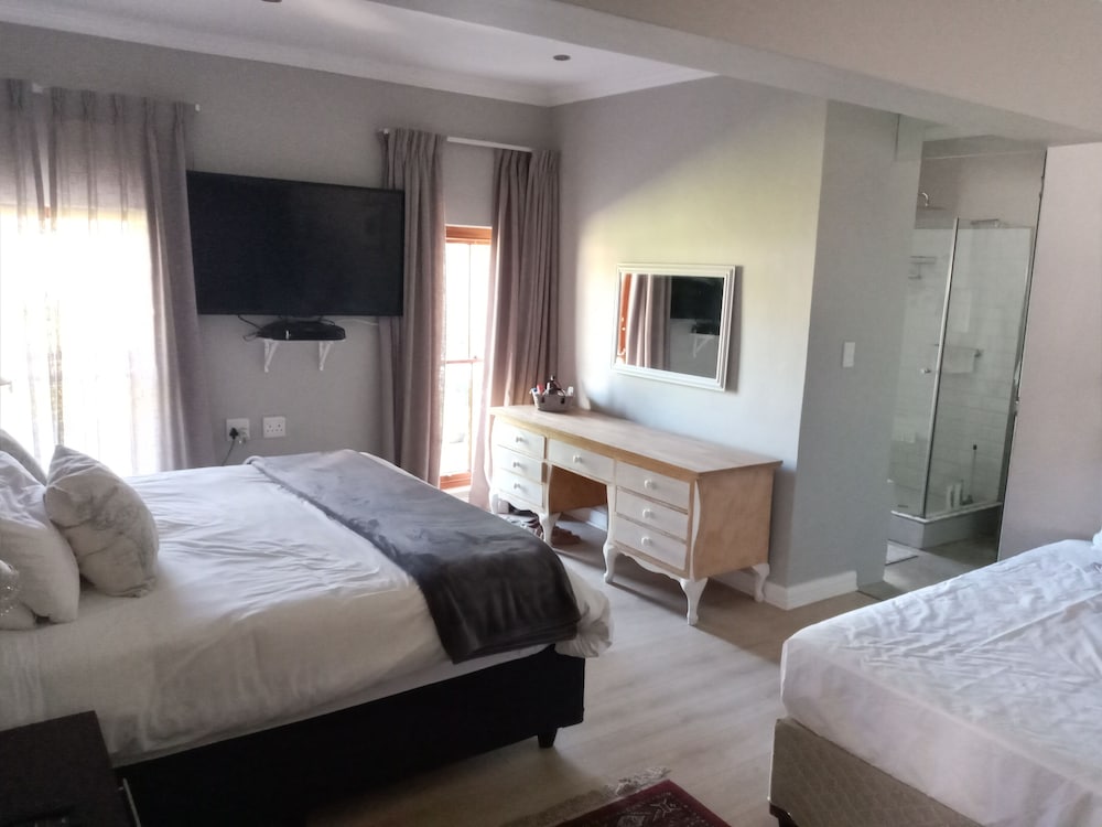 Фото Two Fat Owls Guesthouse