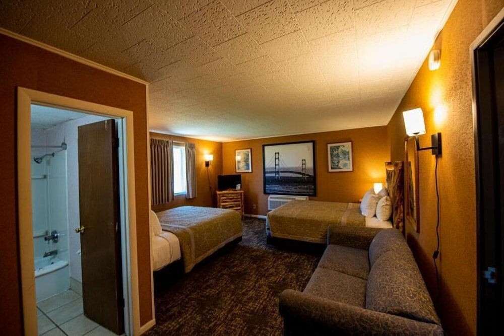 Фото Super 8 by Wyndham Bridgeview of Mackinaw City