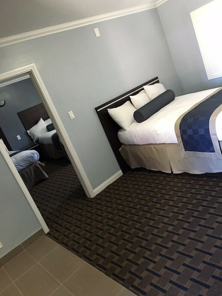 Фото Hollywood Palms Inn and Suites