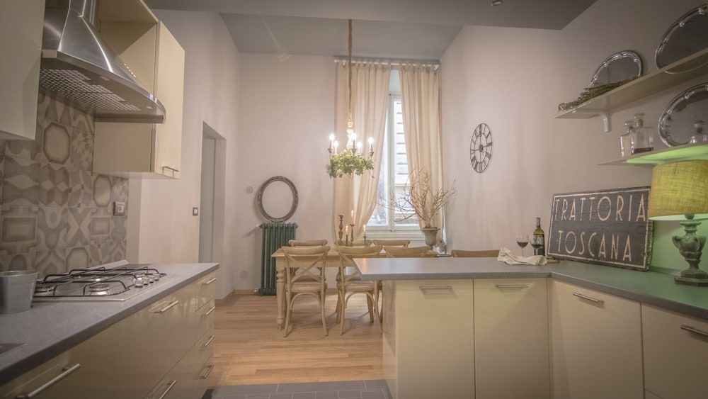 Фото Breathtaking 4bd Apt 5min Walk to Duomo