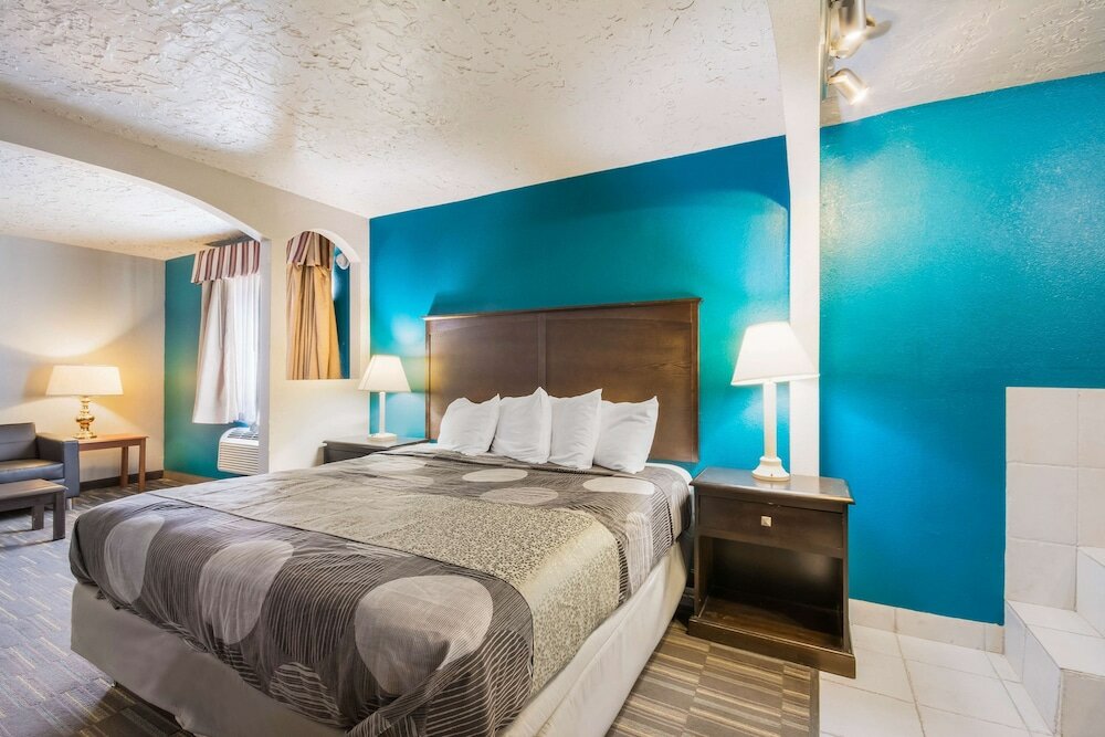 Фото Econo Lodge Inn & Suites