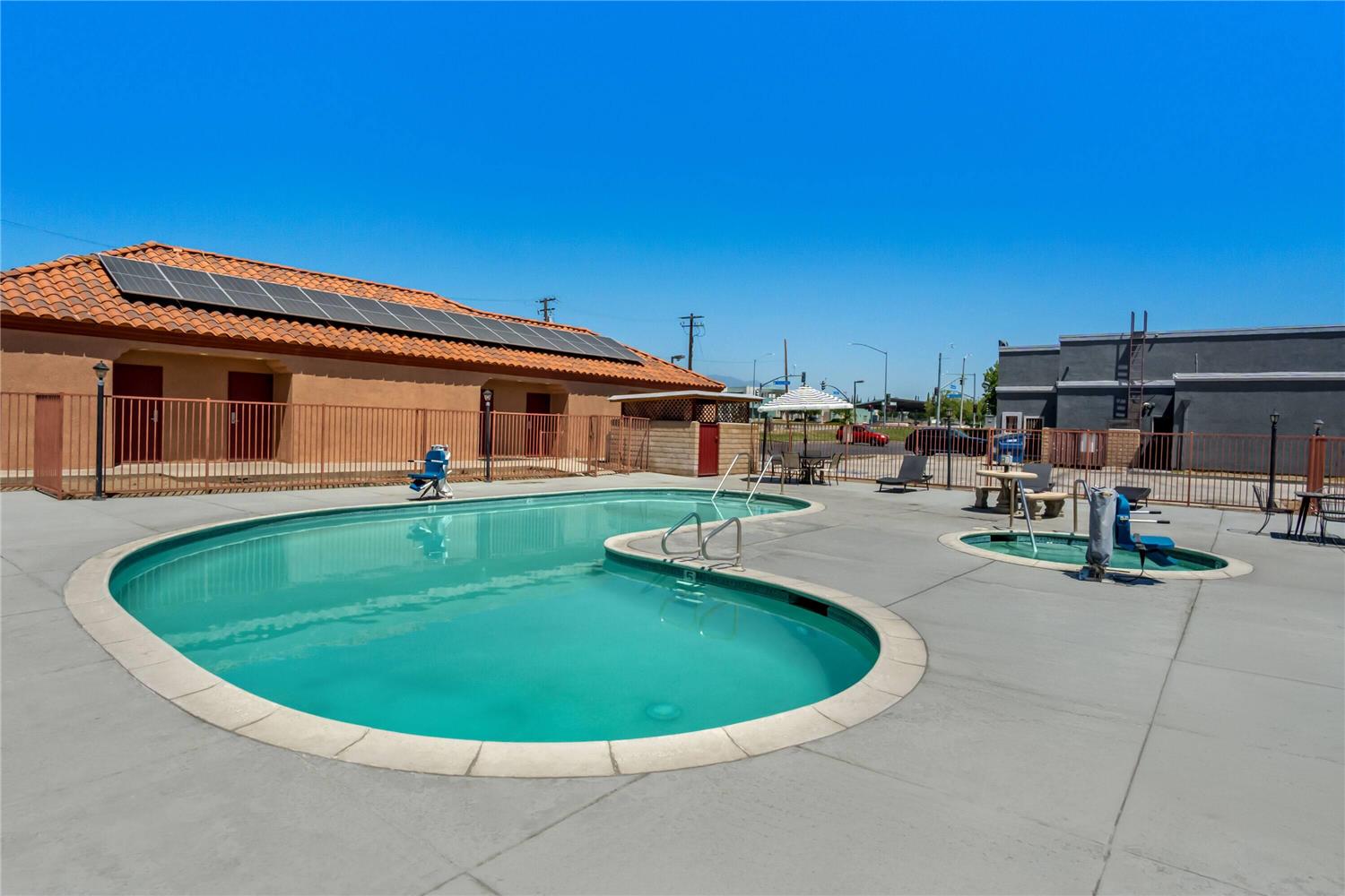 Фото Days Inn by Wyndham Fontana Rialto