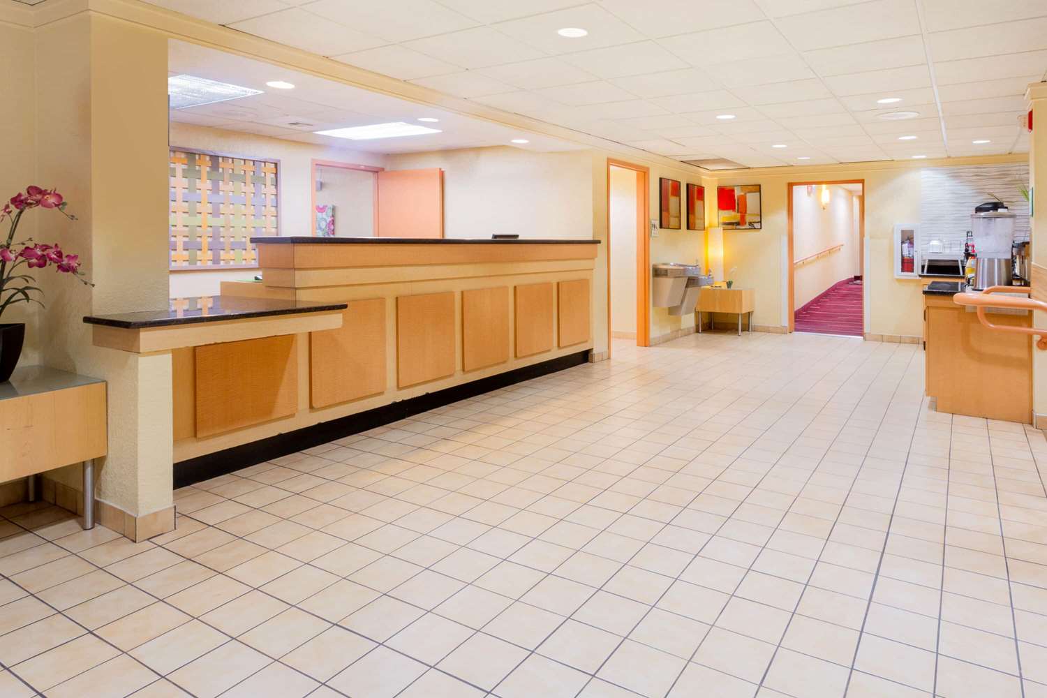 Фото La Quinta Inn & Suites by Wyndham Charlotte Airport North