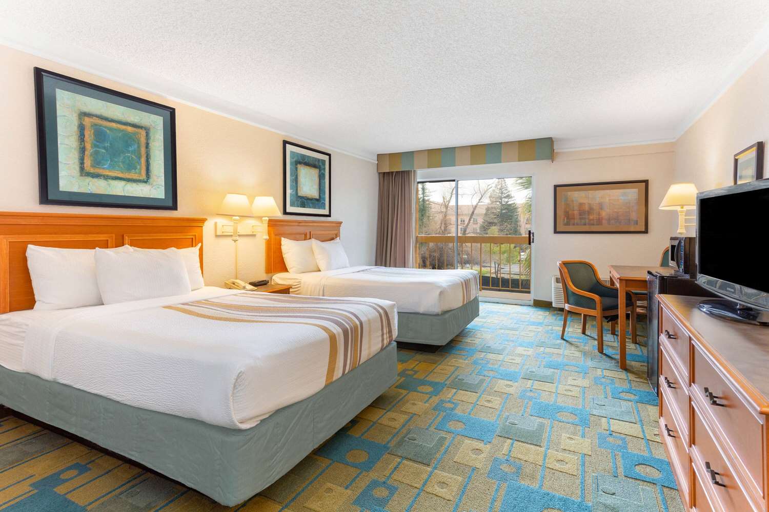 Фото La Quinta Inn & Suites by Wyndham Redding