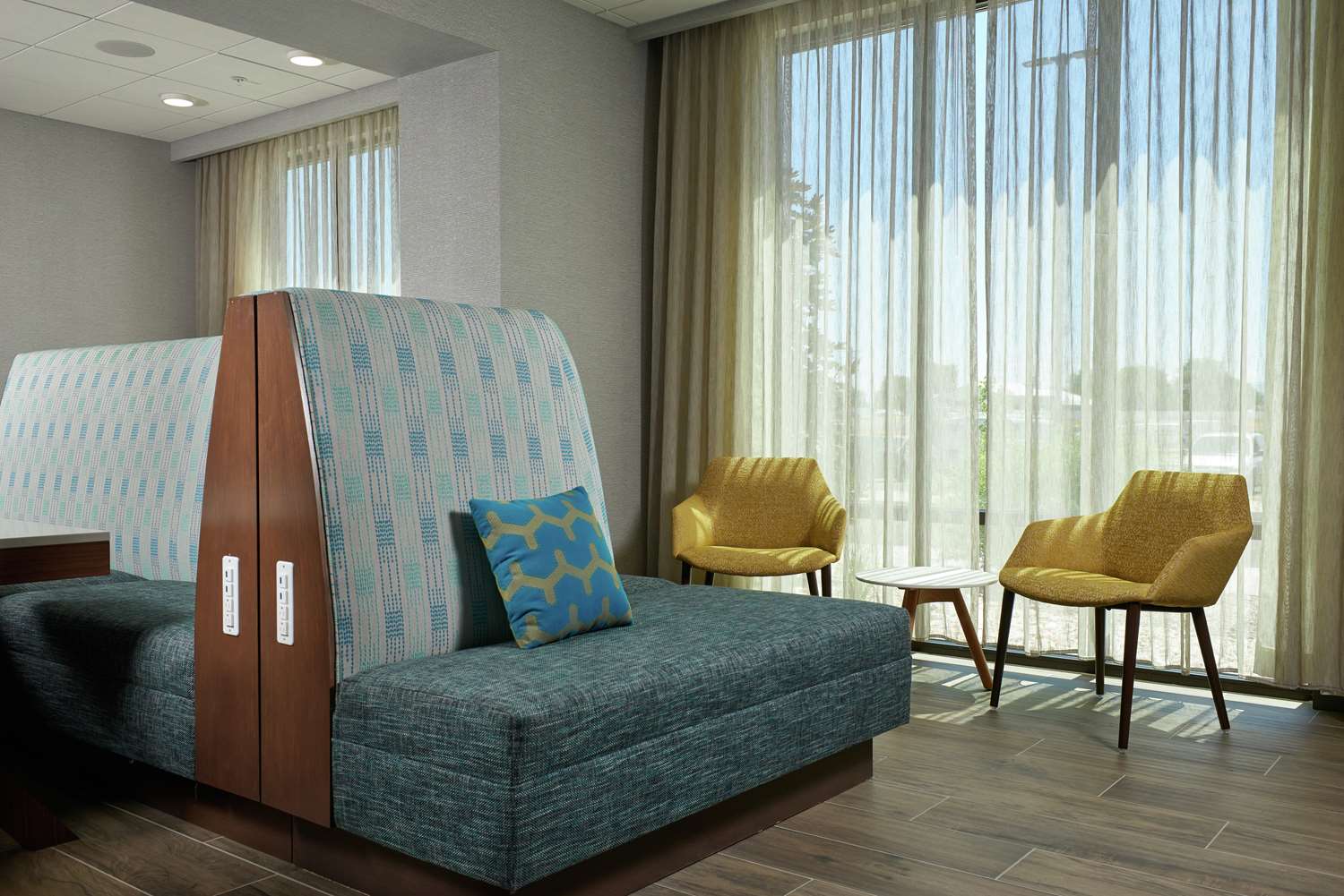 Фото Hampton Inn by Hilton Burley