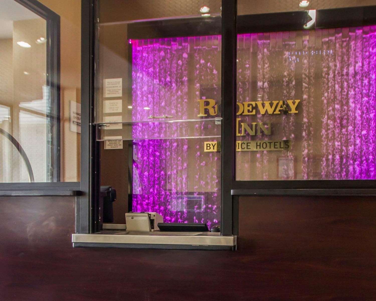 Фото Rodeway Inn Bronx Zoo