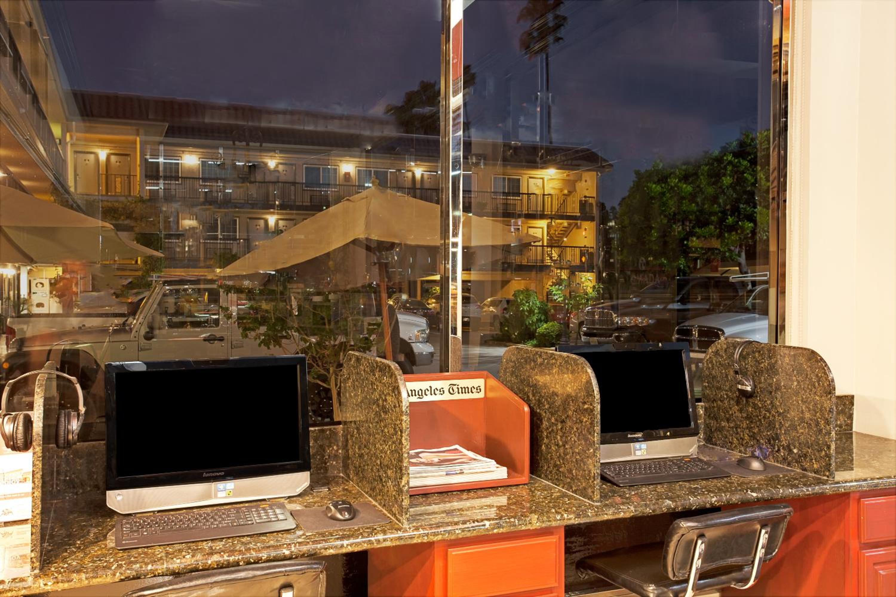 Фото Ramada by Wyndham Pasadena